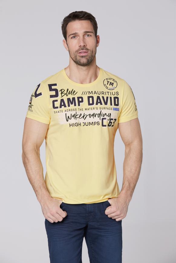 T-Shirt mit vielen Label-Applikationen