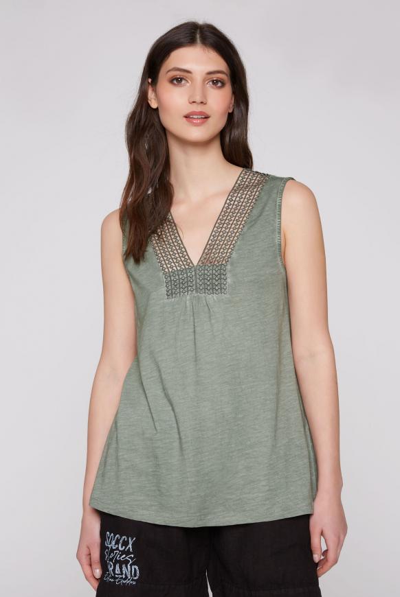 Top mit Spitzenborte am V-Ausschnitt sage green