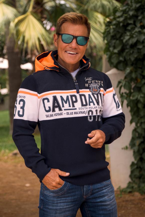 Troyer-Pullover mit Kapuze im Materialmix