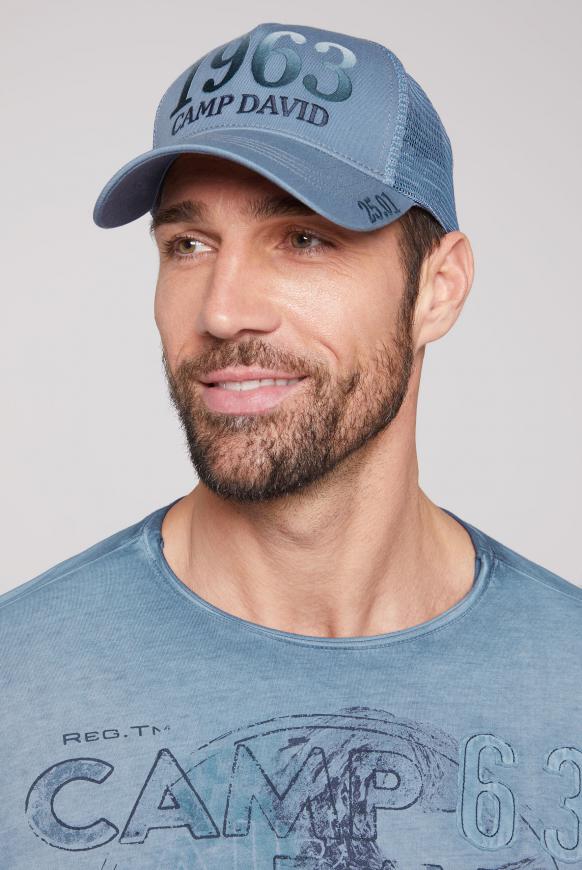 Trucker Cap mit Stickerei im Farbverlauf
