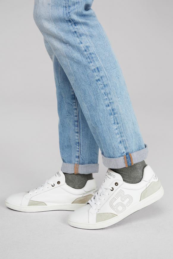 Turnschuh aus Leder mit Perforierung