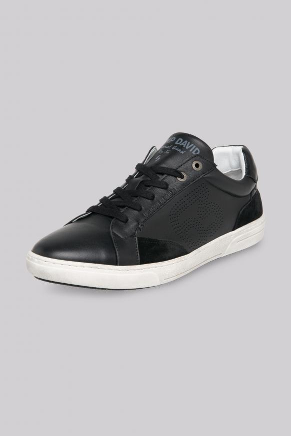 Turnschuh aus Leder mit Perforierung black