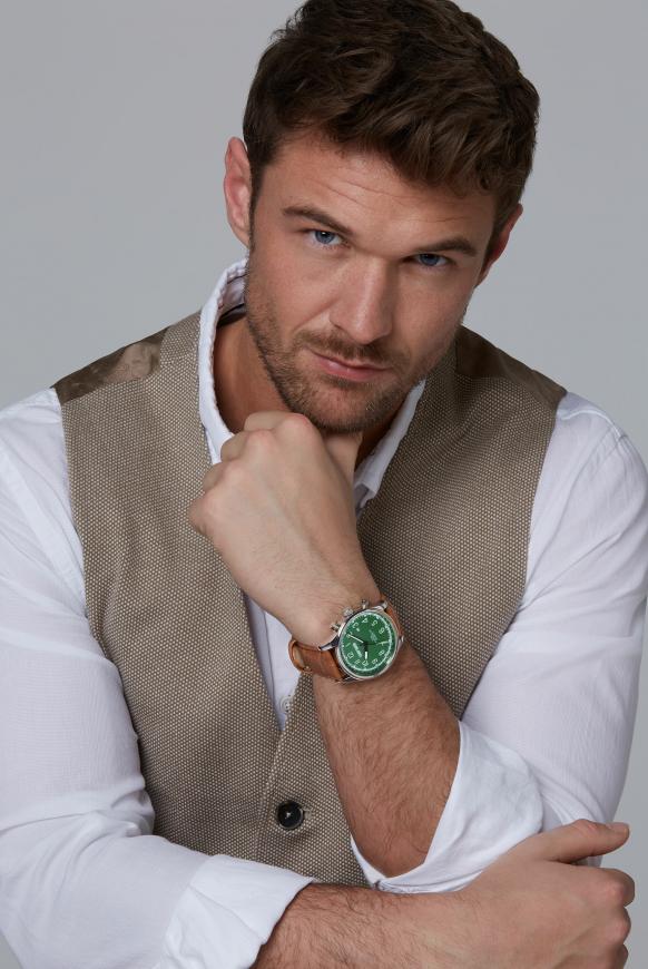 Uhr aus Stahl mit strukturiertem Lederarmband