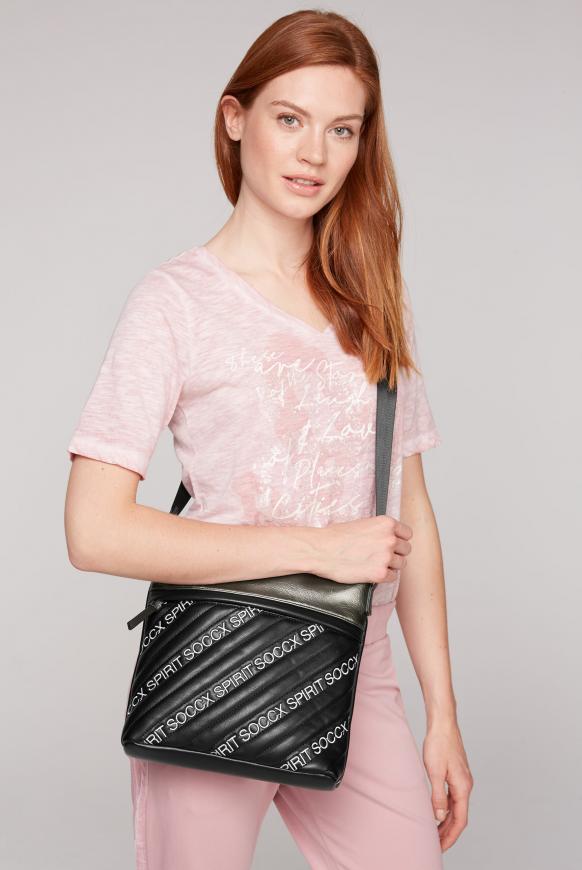 Umhängetasche mit Stepp-Front und Logos