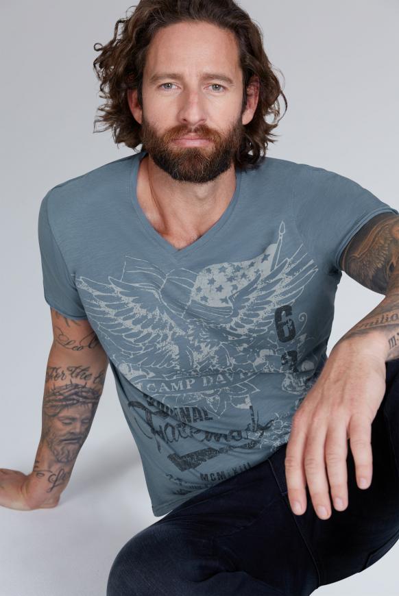 V-Shirt aus Slub Yarn mit Vintage Print