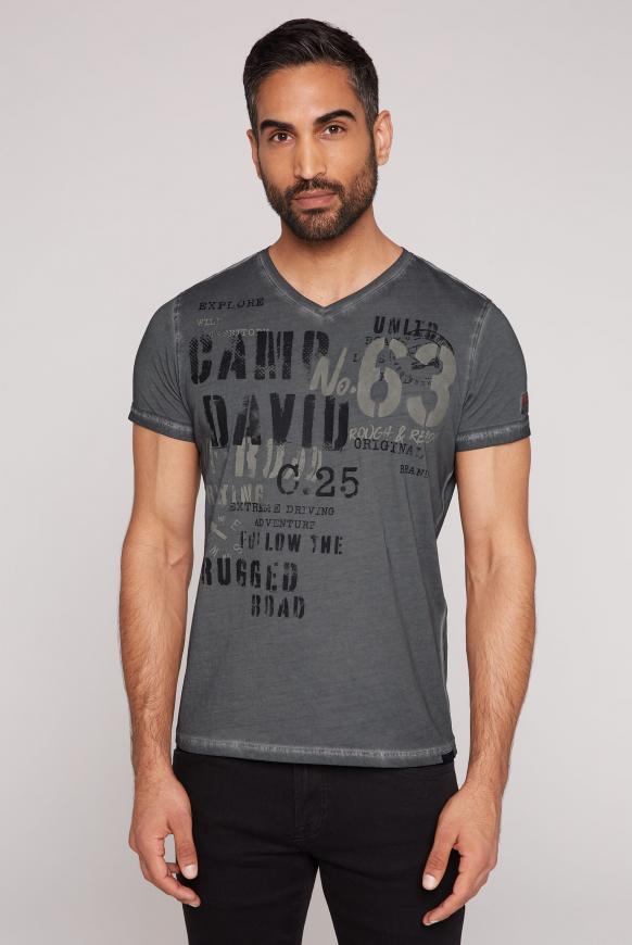 V-Shirt mit Used-Optik und Label Prints mud