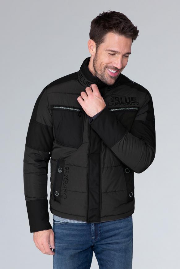 Winterjacke im Materialmix mit Artworks