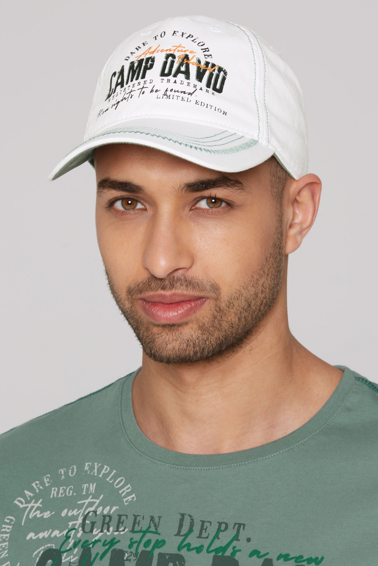 Base Cap mit Artwork und Zickzacknaht opticwhite