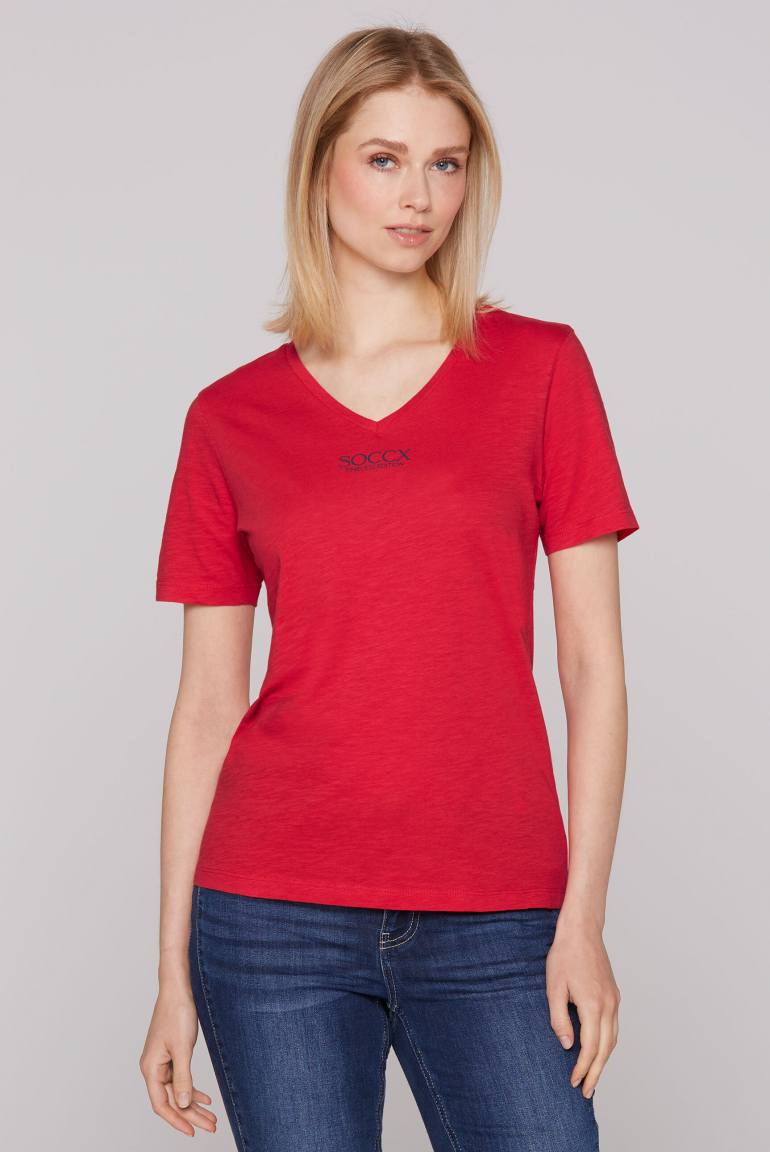Basic T-Shirt mit V-Ausschnitt und Logo red