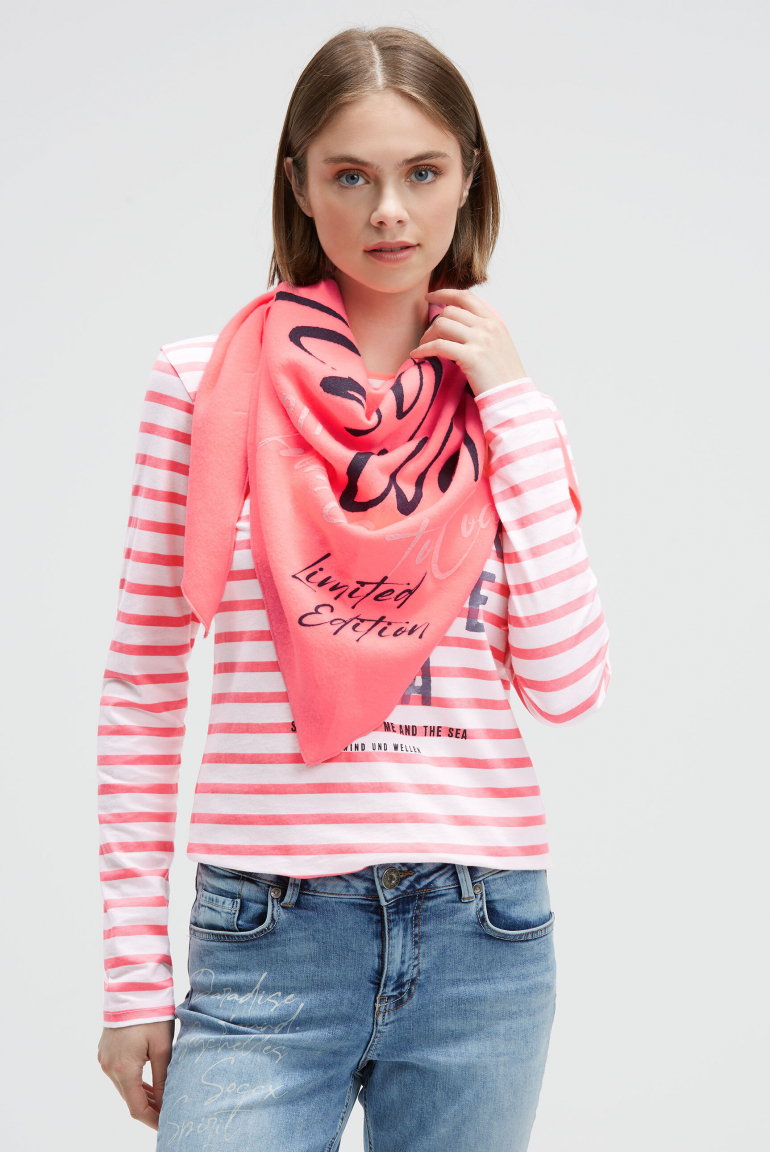Dreieckstuch aus Flauschstrick mit Wording Prints neon pink