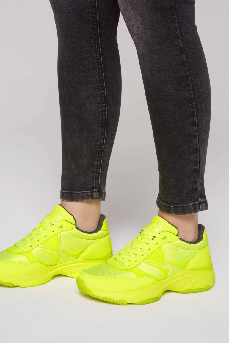 Fashion Sneaker im tonigen Materialmix neon lime