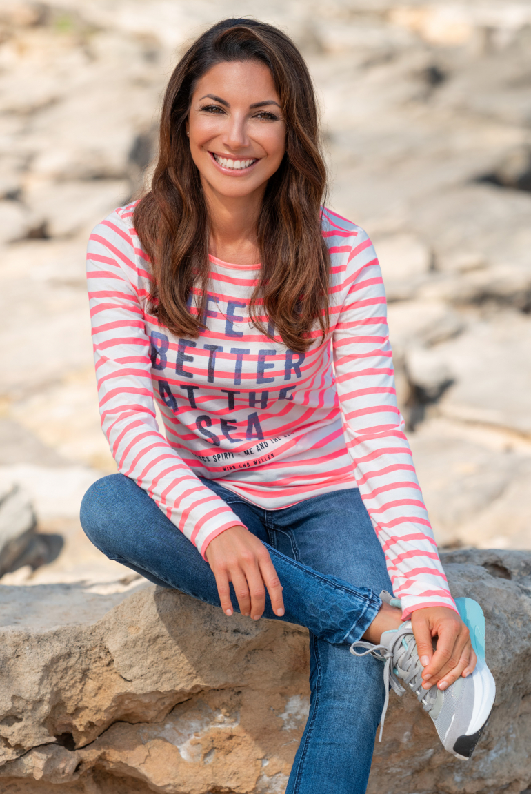 Gestreiftes Longsleeve mit U-Boot-Ausschnitt und Print neon pink