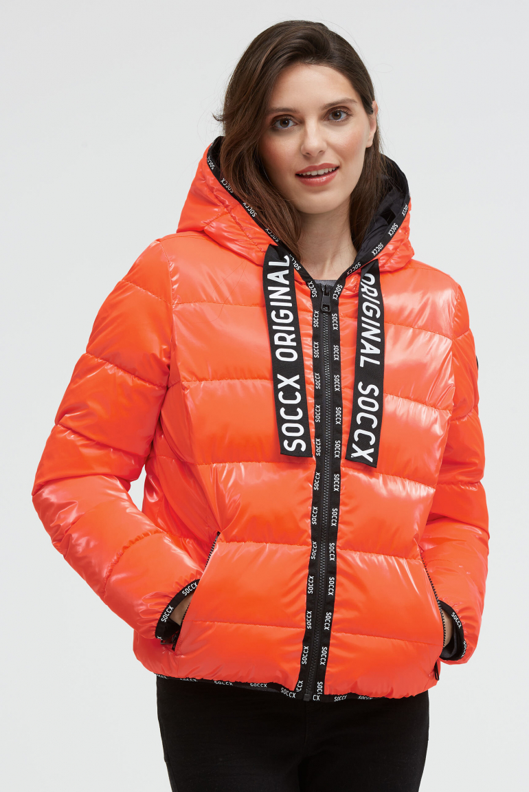 Glänzende Steppjacke mit Kapuze und Logo-Bändern brilliant orange neon