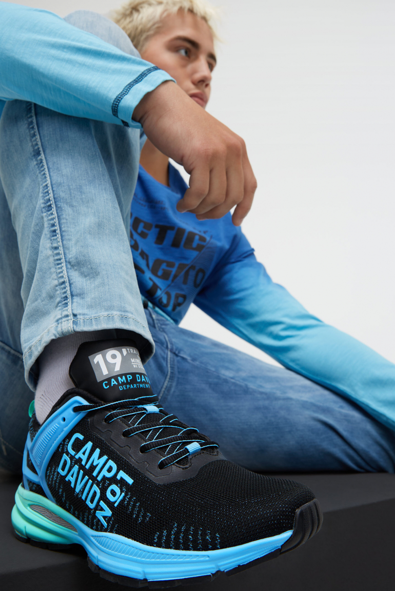 Leichter Sneaker im Knit-Design mit Logo Artwork power blue