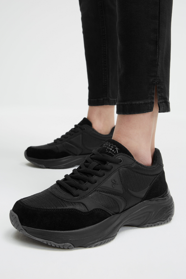 Sneaker Low im tonigen Materialmix black