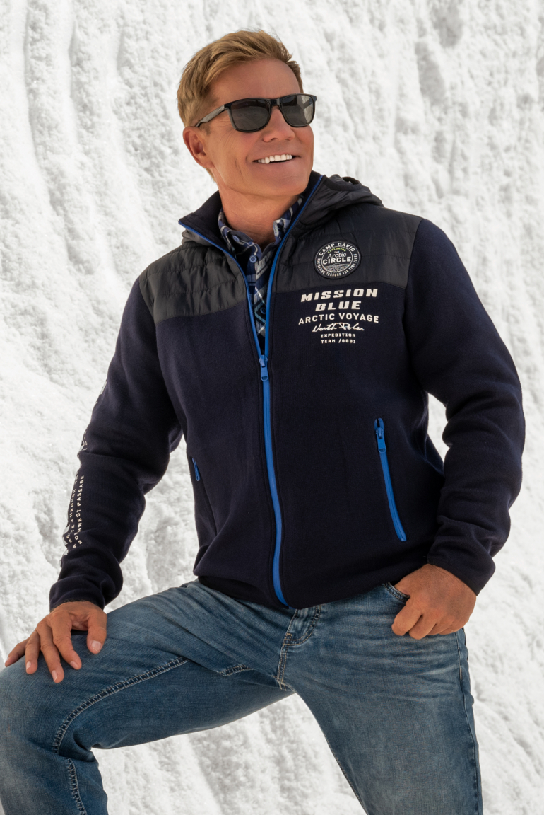 Strickjacke mit Steppkapuze  und Logo Prints blue navy