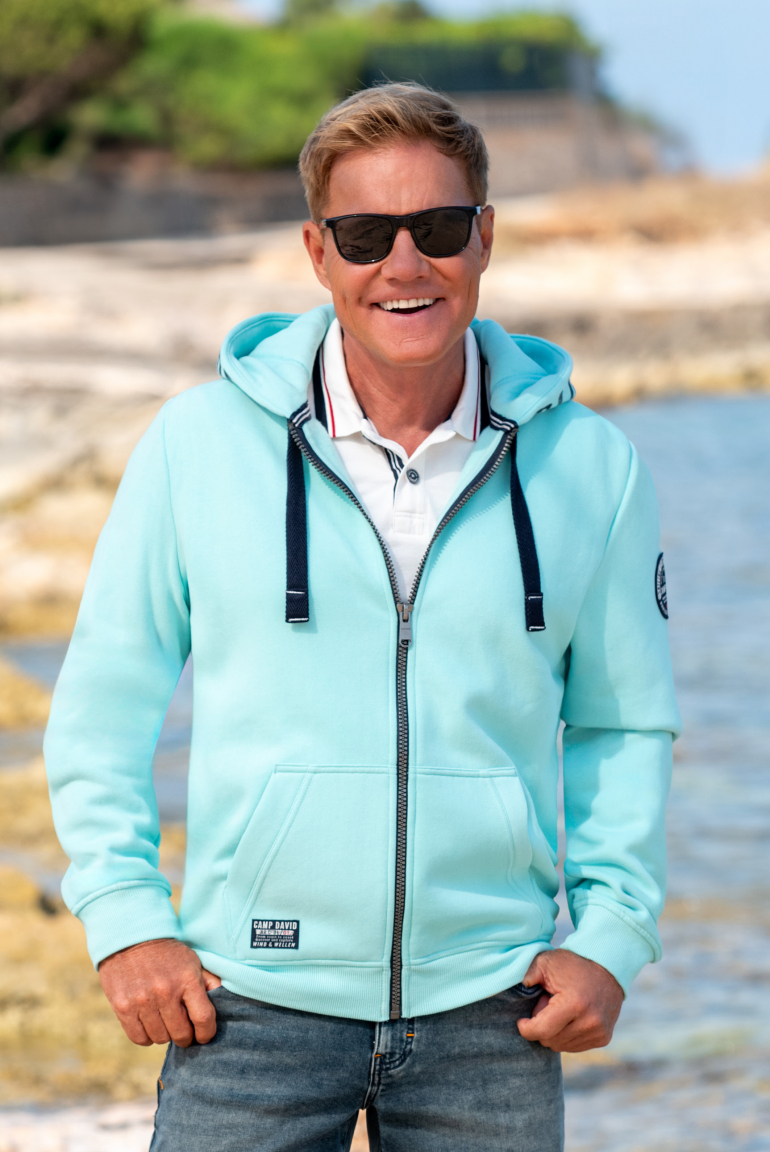 Sweatjacke mit Kapuzen-Artwork new aqua