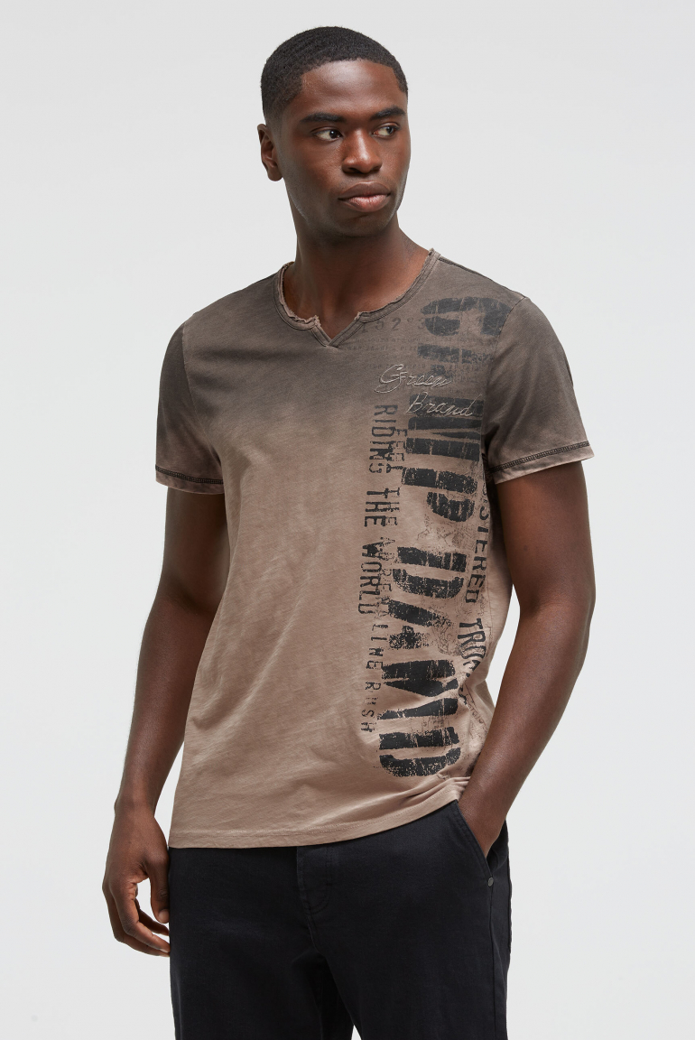 T-Shirt im Vintage Look mit Spray-Effekt und Artwork dark clay