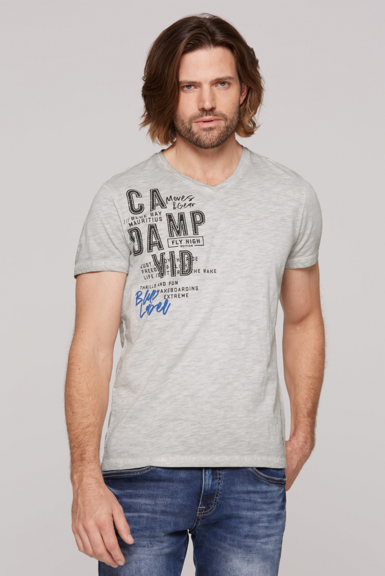 T-Shirt Inside Oil Dyed mit V-Neck und Print shadow