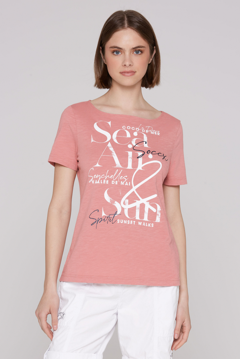 T-Shirt mit U-Boot-Ausschnitt und Artwork beachy red