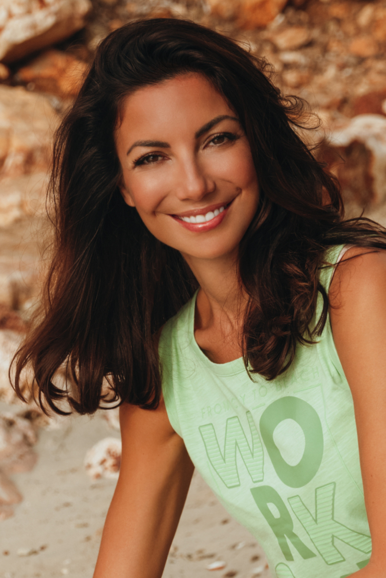 Top mit Artwork und Rücken-Cut-Out peppy green