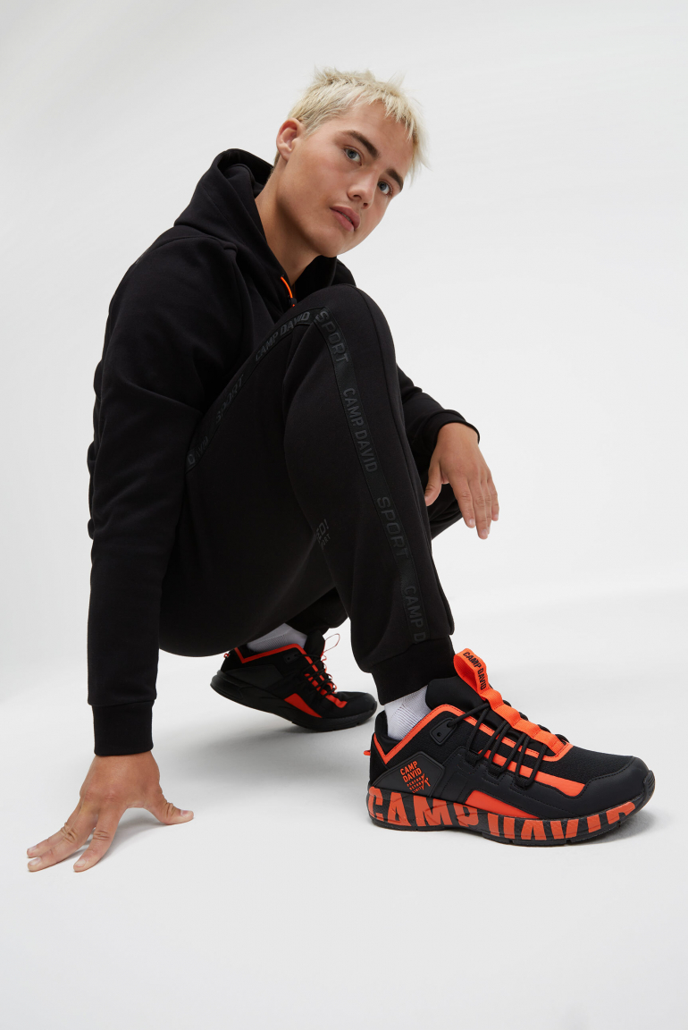Urban Running Sneaker mit Logo Design neon orange