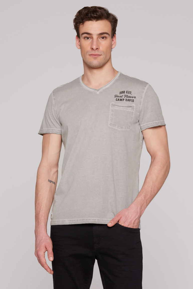 V-Shirt mit Brusttasche und Backprint polo grey