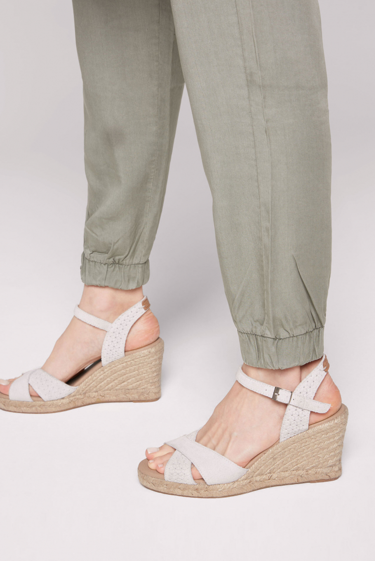 Veloursleder-Espadrille mit Keilabsatz ivory