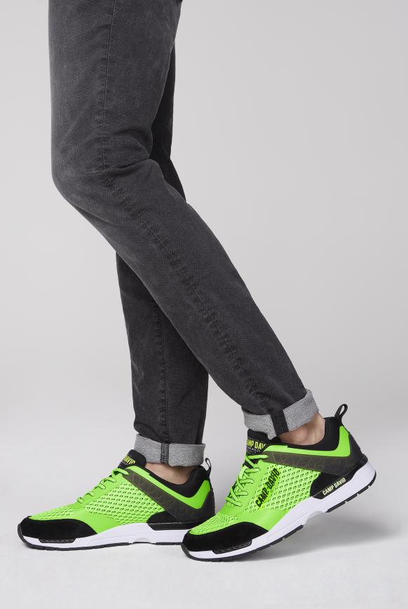 Sneaker aus Mesh mit 3D-Logo-Design signal green