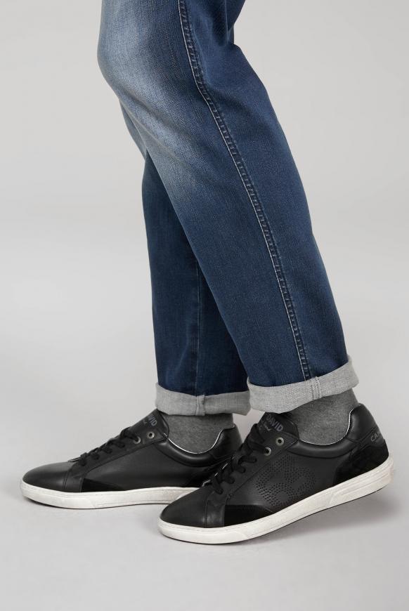 Turnschuh aus Leder mit Perforierung black