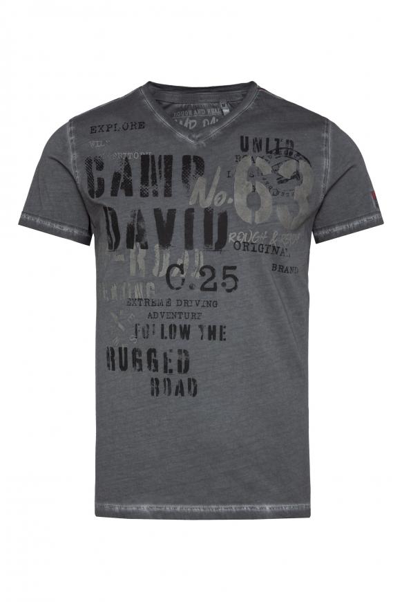 V-Shirt mit Used-Optik und Label Prints mud