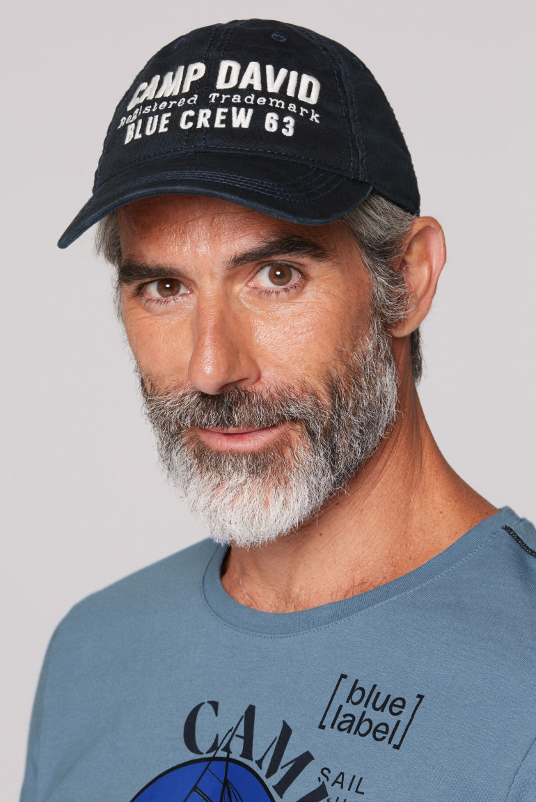 Base Cap mit Logo-Stickereien und All Over Print navy