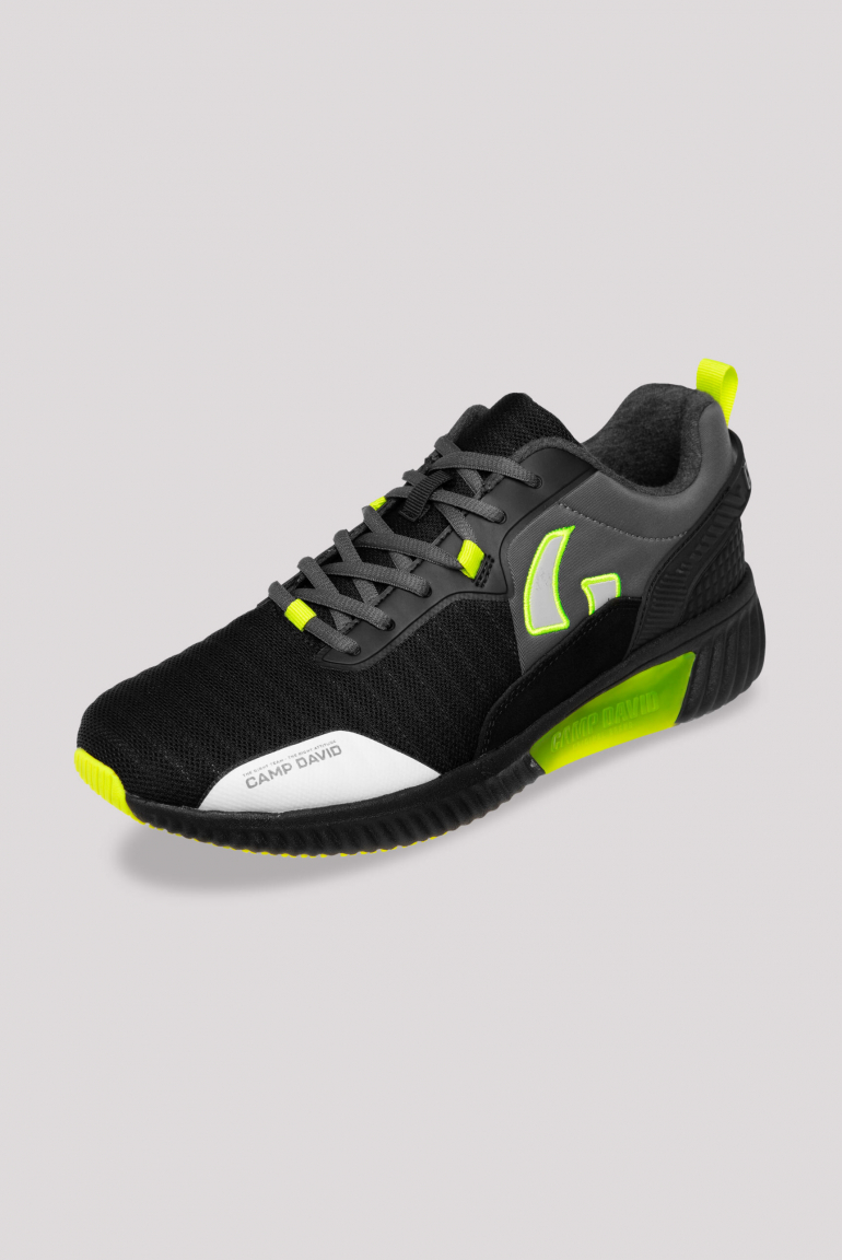 Moderner Sneaker im coolen Materialmix black
