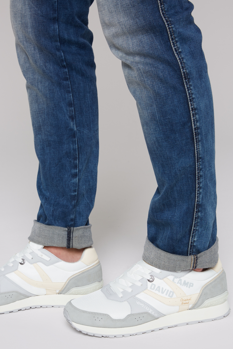 Sneaker im Retro Look mit Logo Artworks white