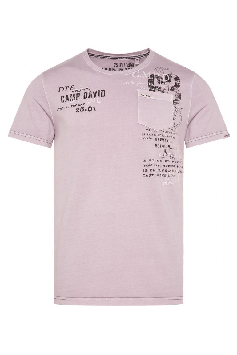 T-Shirt mit Logo Prints und Brusttasche french violet - CAMP DAVID & SOCCX