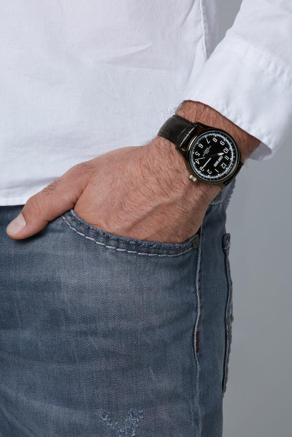 Edelstahluhr mit strukturiertem Lederarmband