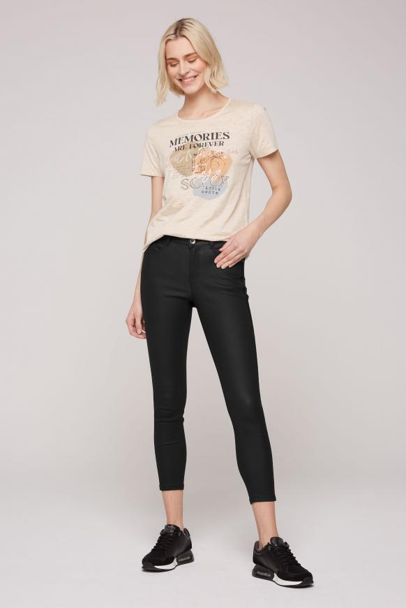 Jeans mit Beschichtung und tonigem Seitentape