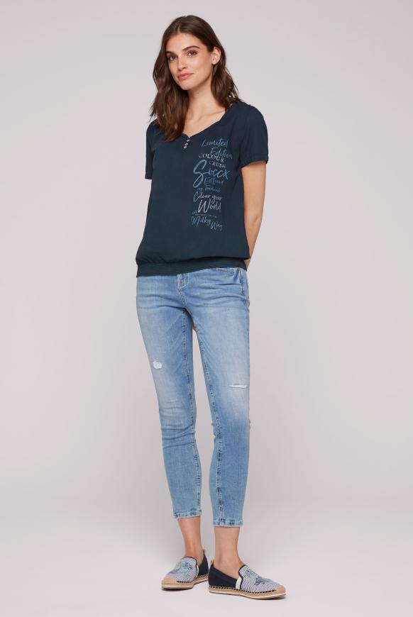 Kurzärmelige Serafino-Bluse mit Print