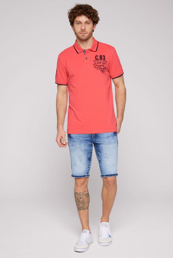 Pikee-Polo mit kleineren Artworks