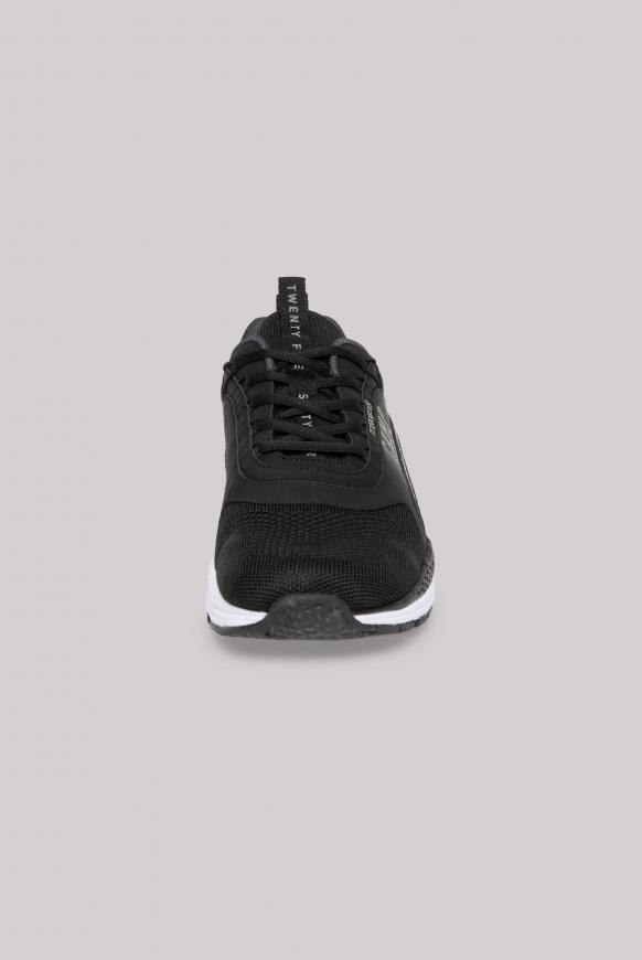Premium Sneaker im Materialmix
