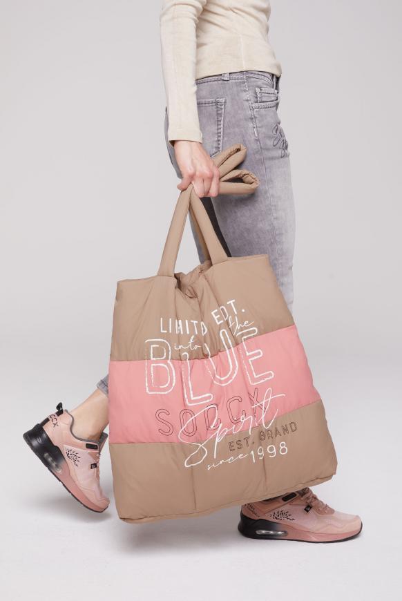 Puffer Bag mit Farbstreifen und Artwork