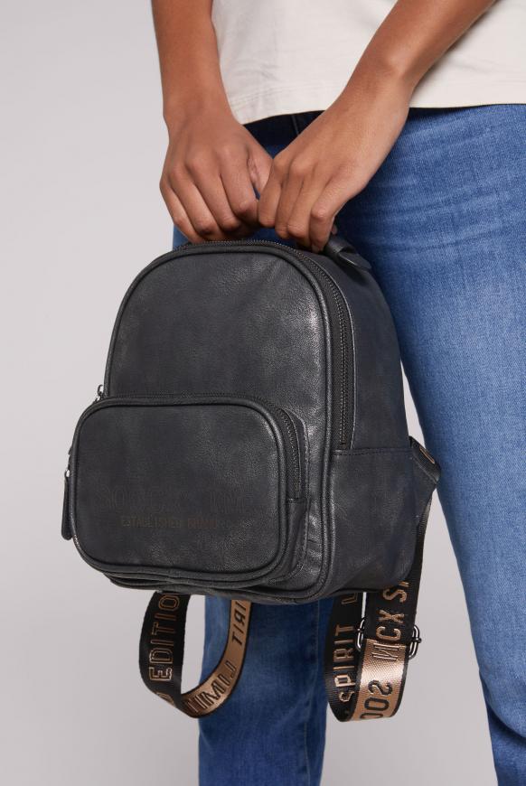 Rucksack im Metallic-Look mit Logo-Gurten