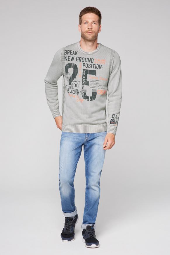 Stone Washed Pullover mit Label Prints
