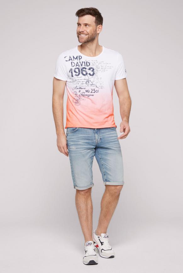 T-Shirt Dip Dye mit Label Prints