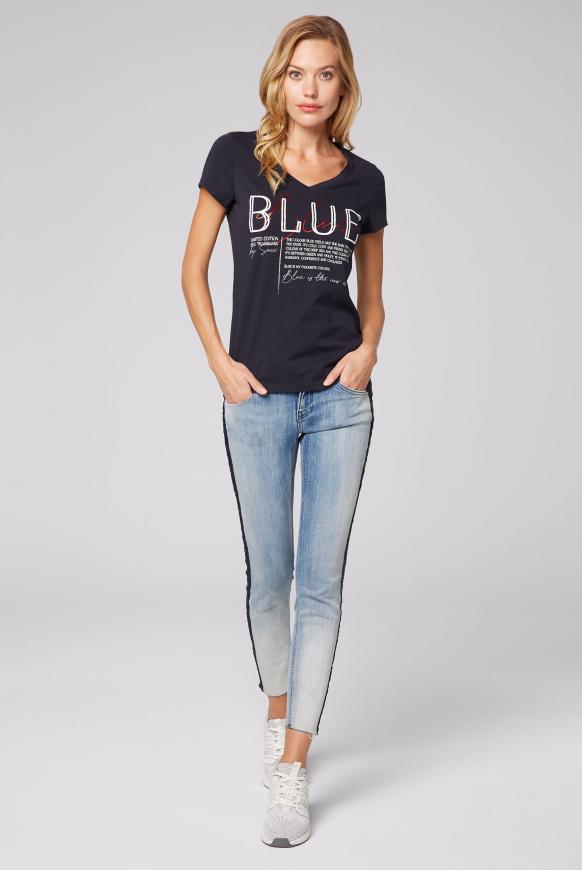 T-Shirt mit V-Ausschnitt und Label Print