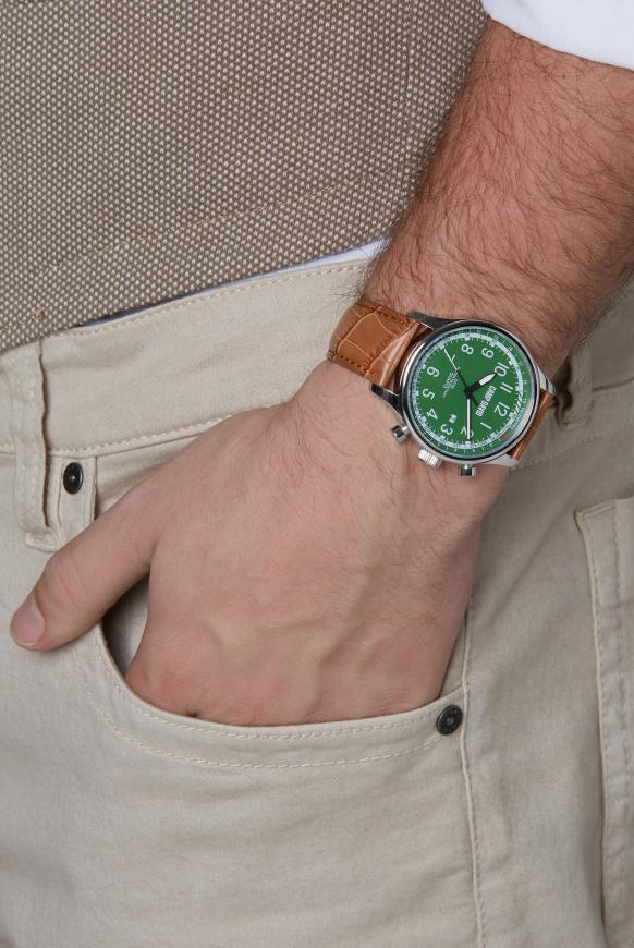 Uhr aus Stahl mit strukturiertem Lederarmband