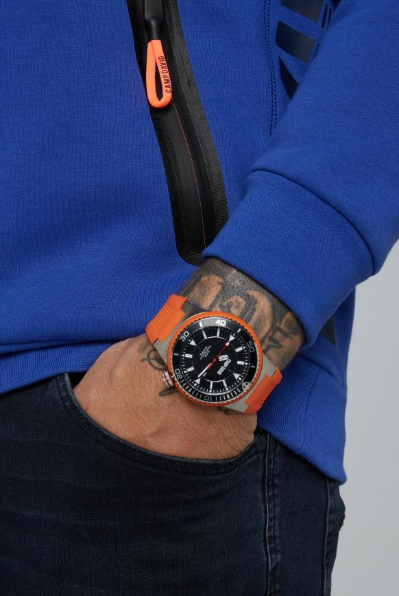 Uhr mit Tauchlünette und Silikonarmband