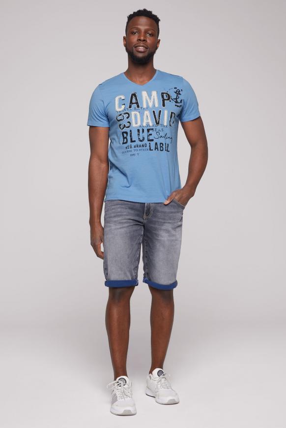 V-Shirt mit Logo-Applikationen