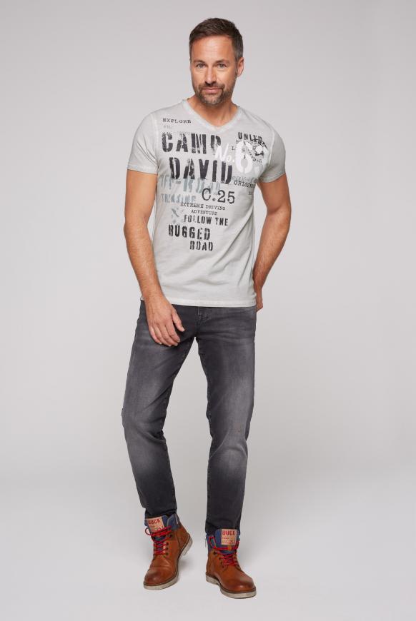 V-Shirt mit Used-Optik und Label Prints