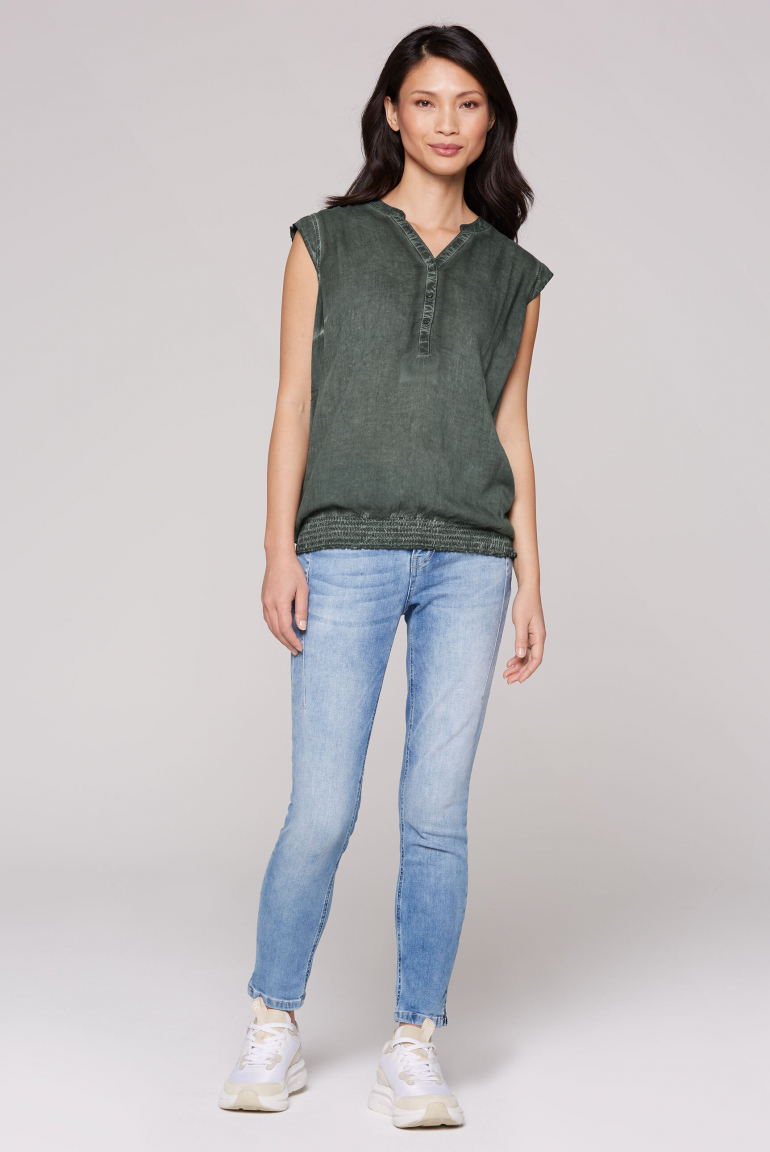 Ärmellose Bluse mit gesmoktem Saum und Rückenprint